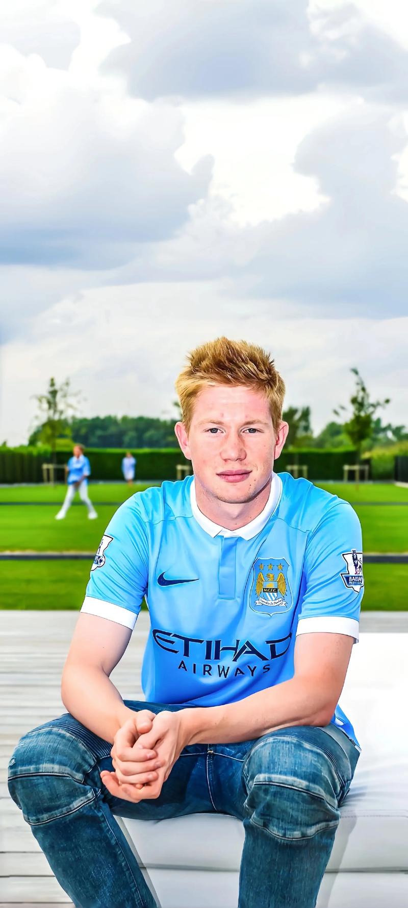 劳塔罗飞铲罗伯逊染黄，国米战利物浦上半场13分钟现争议