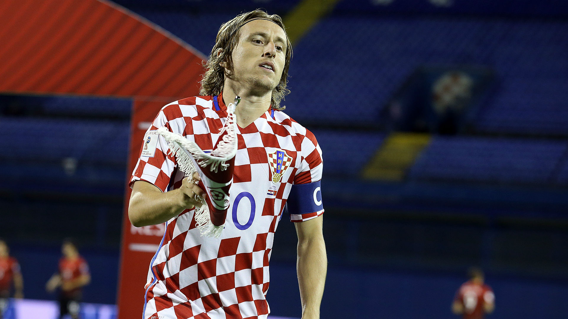 生猛！21岁小将替补梅开二度，后脚跟写意破门+戏耍裤袜